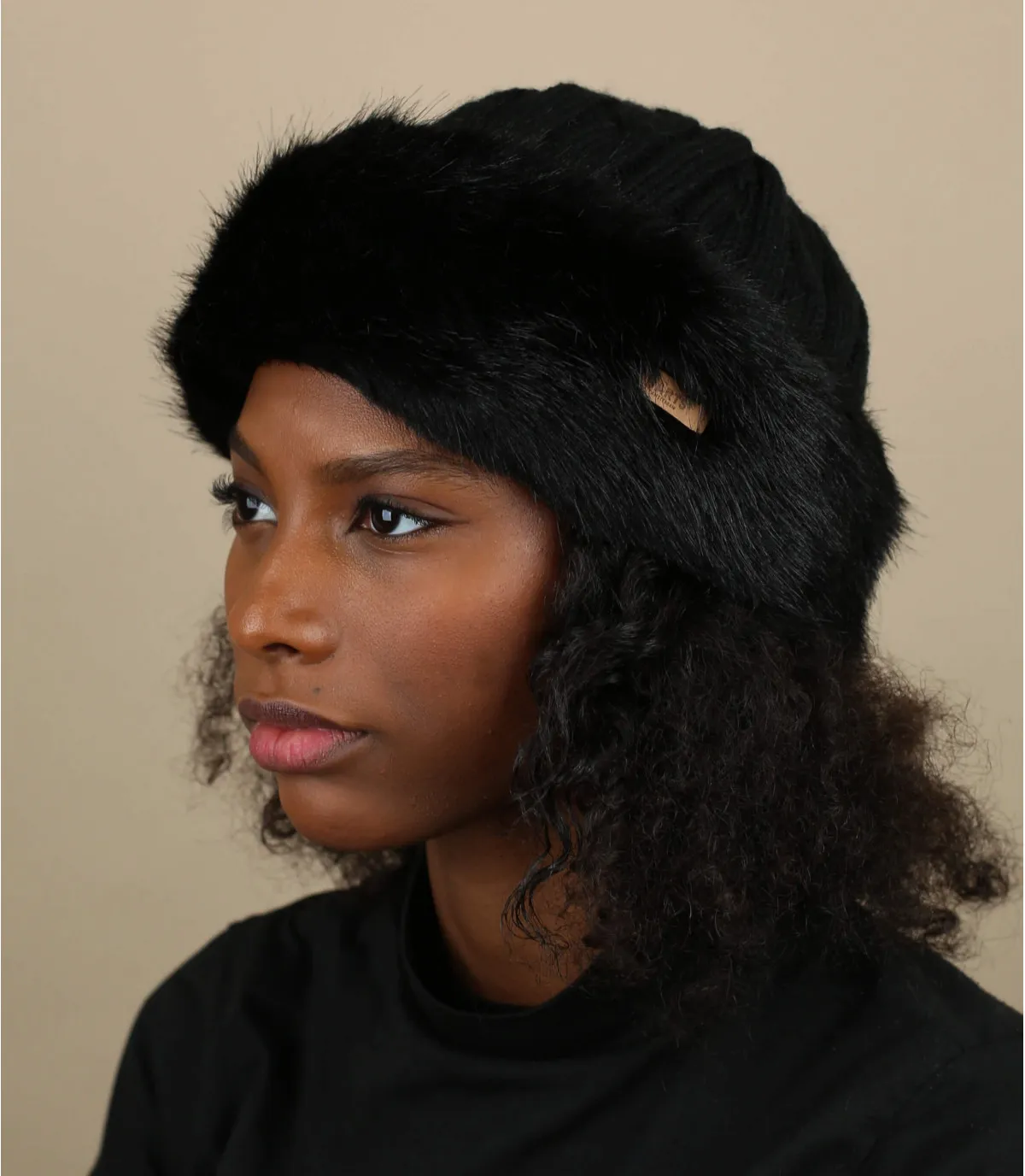 Bonnet bande fourrure noire - Fur cable bandhat black par Barts .