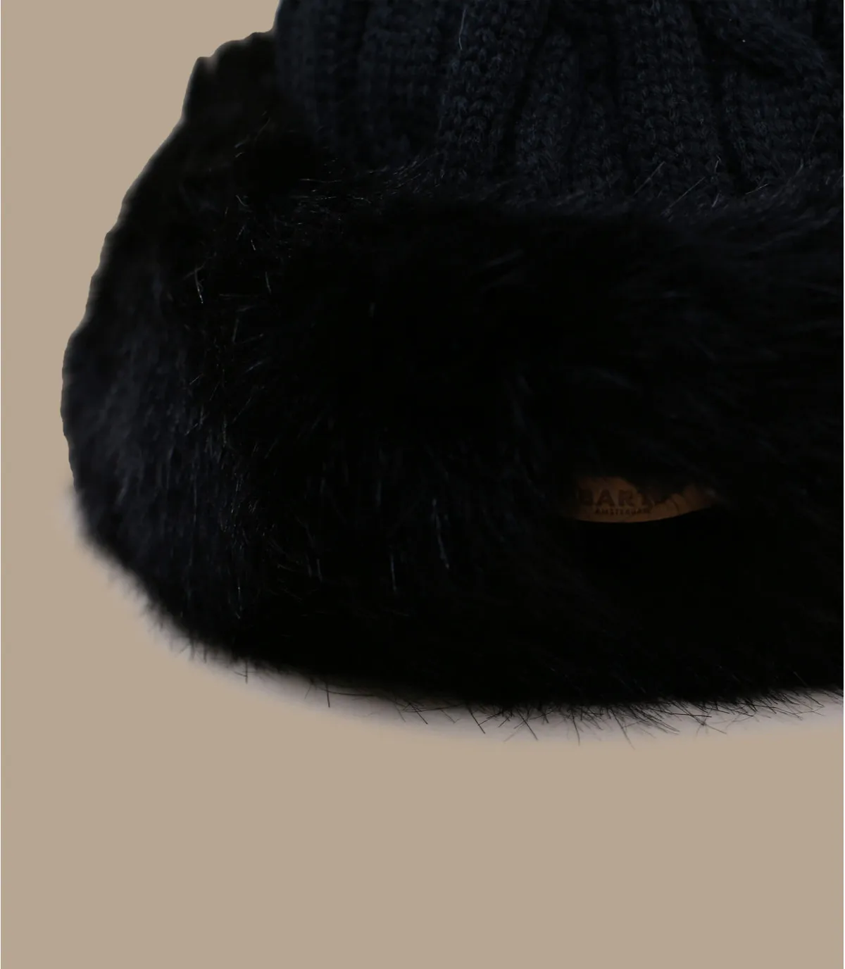 Bonnet bande fourrure noire - Fur cable bandhat black par Barts .