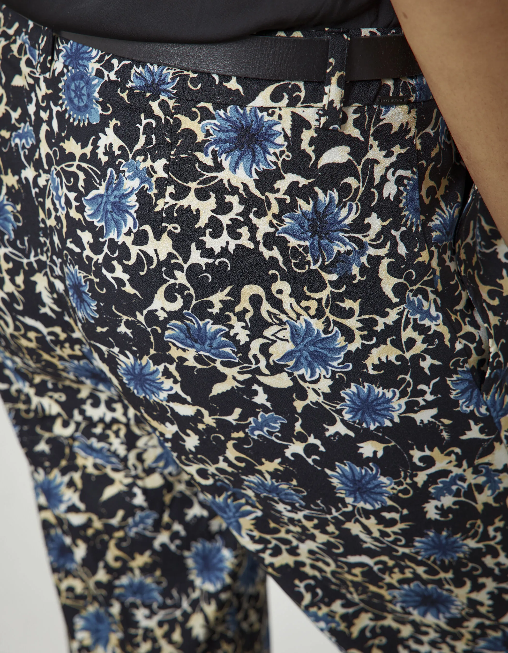 Pantalon droit en crêpe imprimé fleurs bleues femme