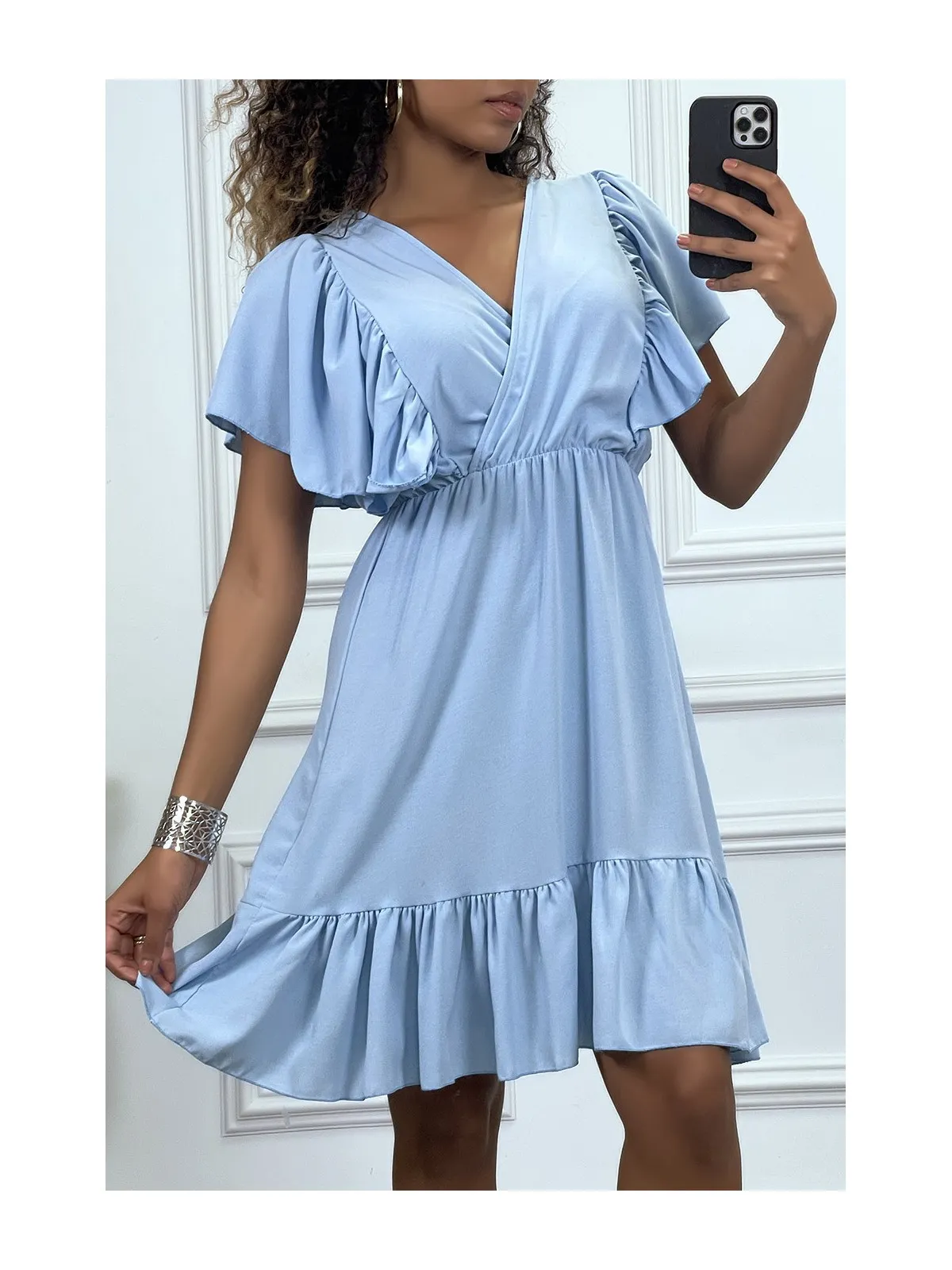 PeLPte robe fluide bleue col V et épaules volantées