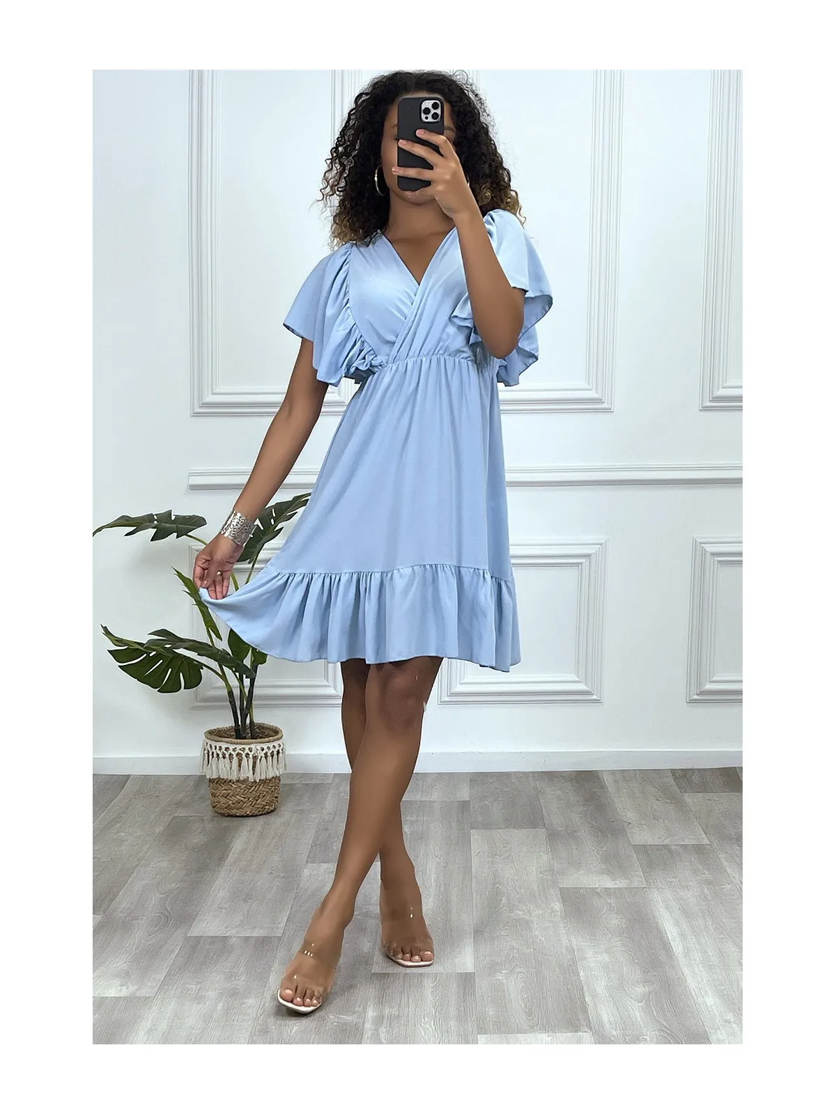 PeLPte robe fluide bleue col V et épaules volantées