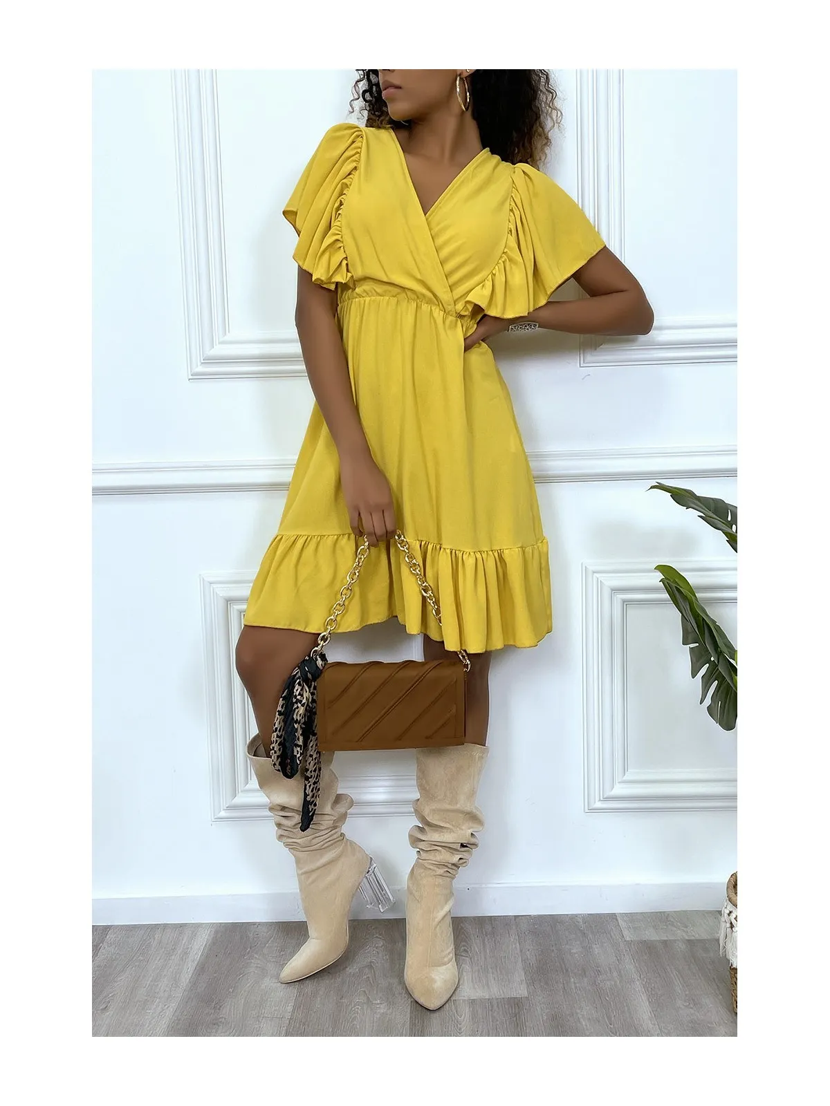 PeLPte robe fluide jaune col V et épaules volantées