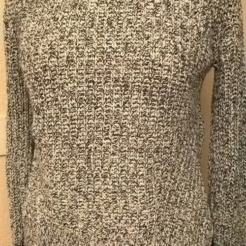 Pull en coton chiné noir et blanc et dentelle blanche