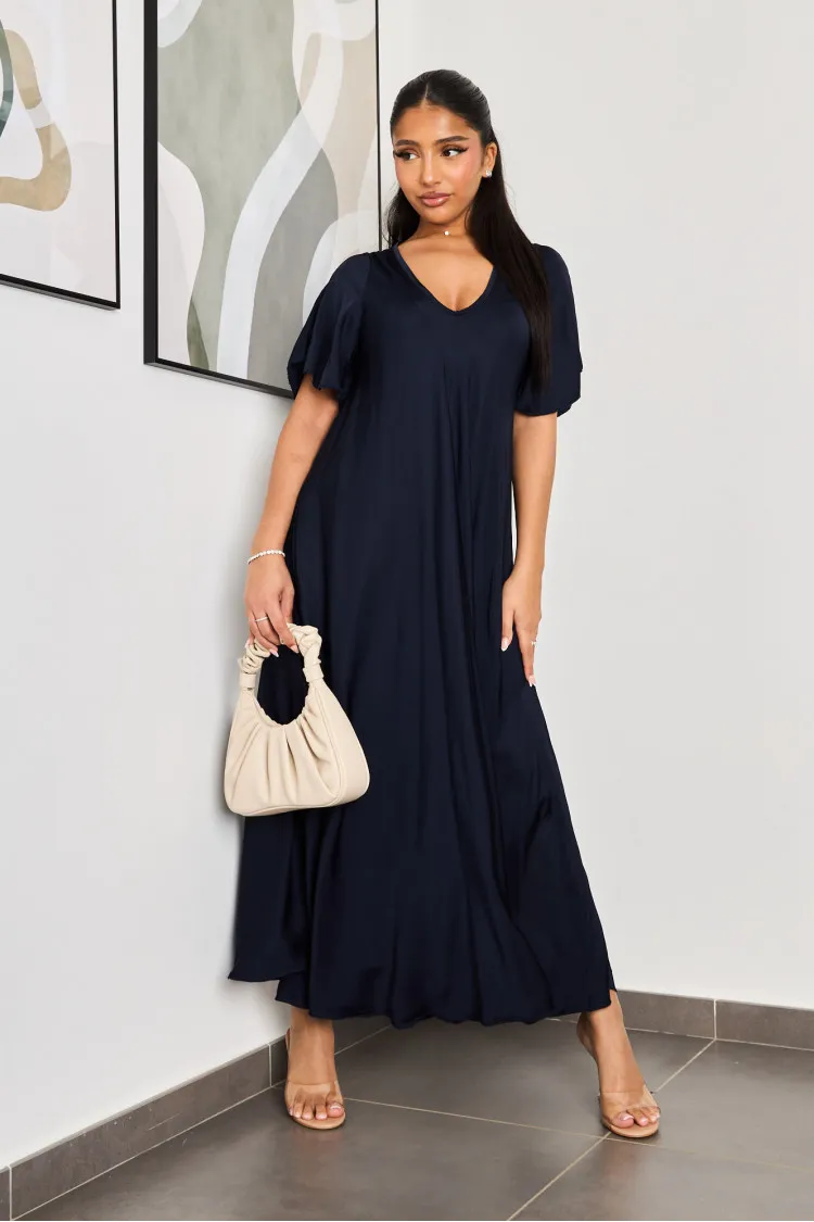 Robe bleu foncé simple satinée et fluide à manches courtes