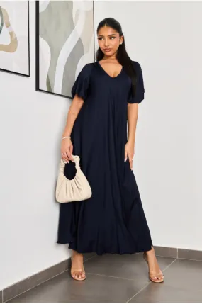 Robe bleu foncé simple satinée et fluide à manches courtes