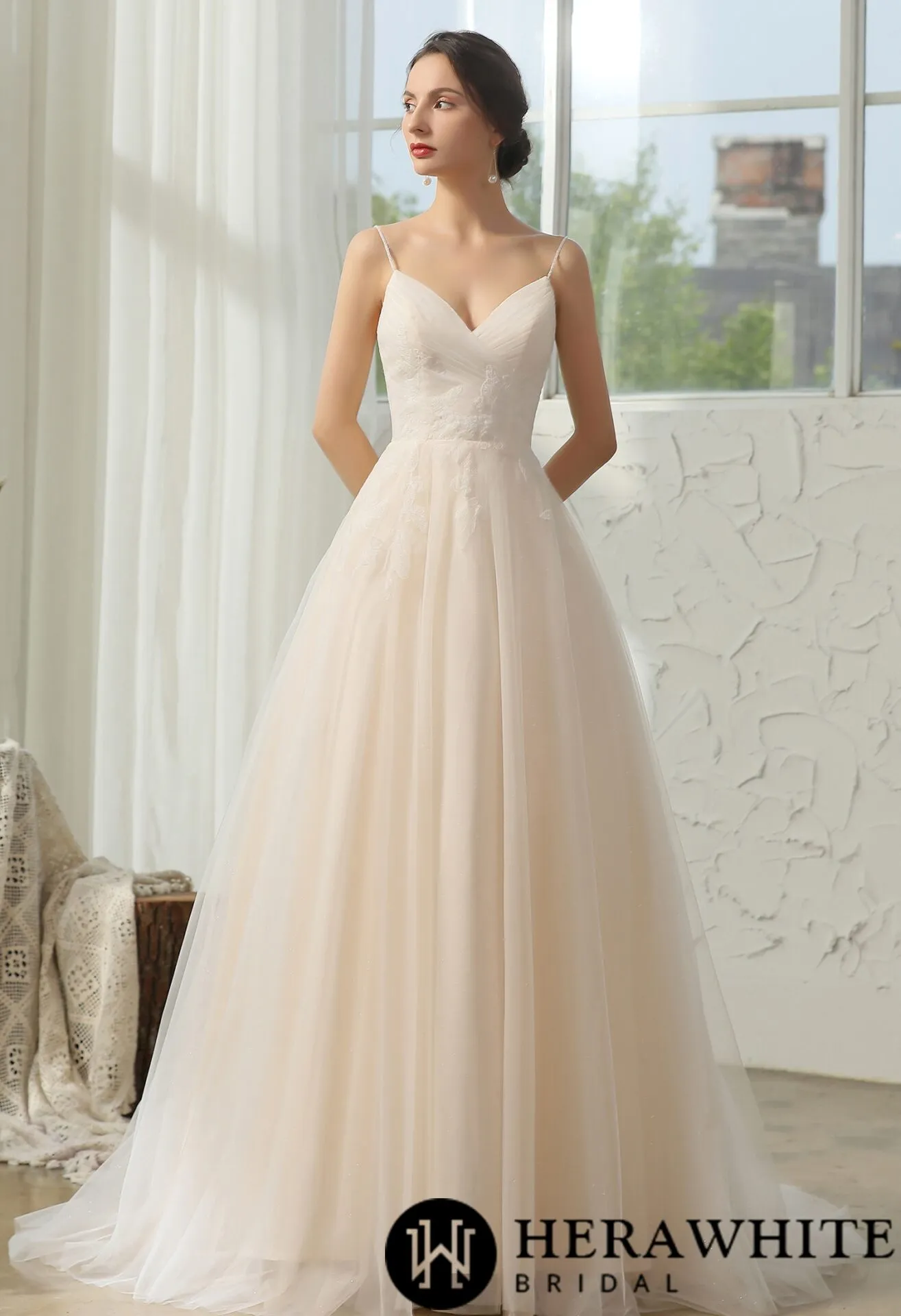 Robe de mariée ligne A plissée en dentelle élégante