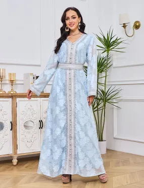 Robe en dentelle argentée avec strass