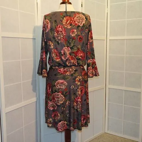 Robe en jersey forme trapèze, à fleurs dans les tons gris, rouge et rose, manches 3/4
