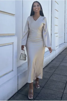 Robe longue beige satinée et fluide