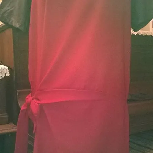 Robe manches courtes en crêpe rouge et dentelle noire