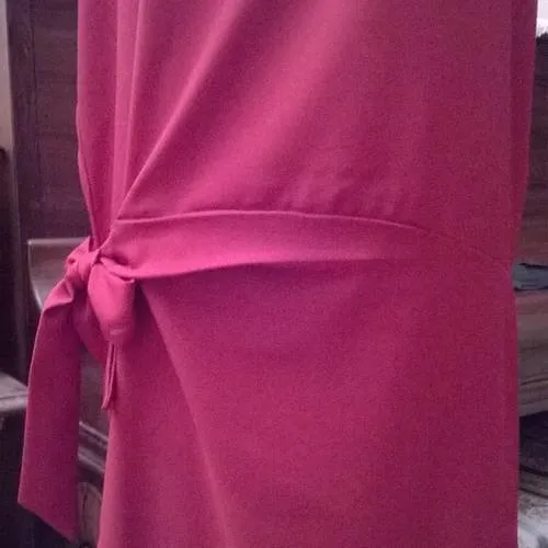 Robe manches courtes en crêpe rouge et dentelle noire