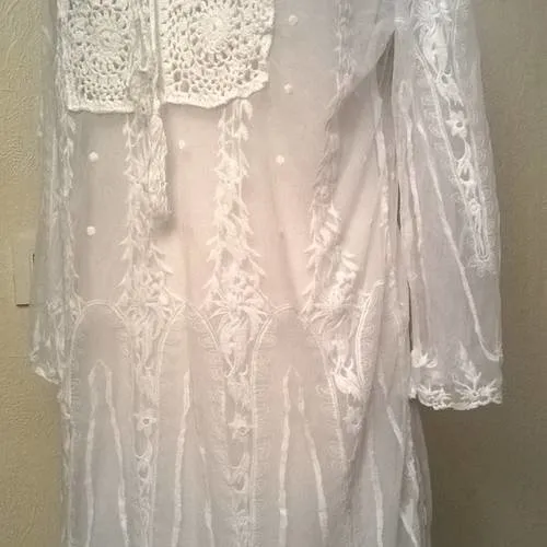 Robe manches trois quart en dentelle couleur blanche
