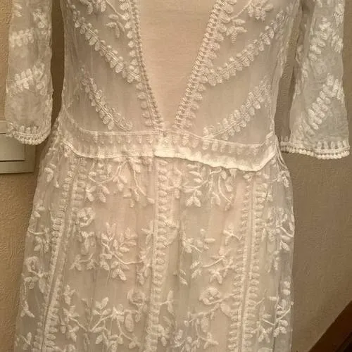 Robe manches trois quart en dentelle de couleur blanche