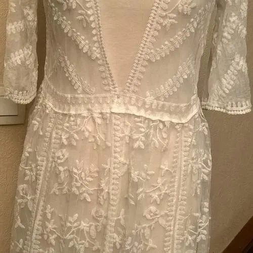 Robe manches trois quart en dentelle de couleur blanche