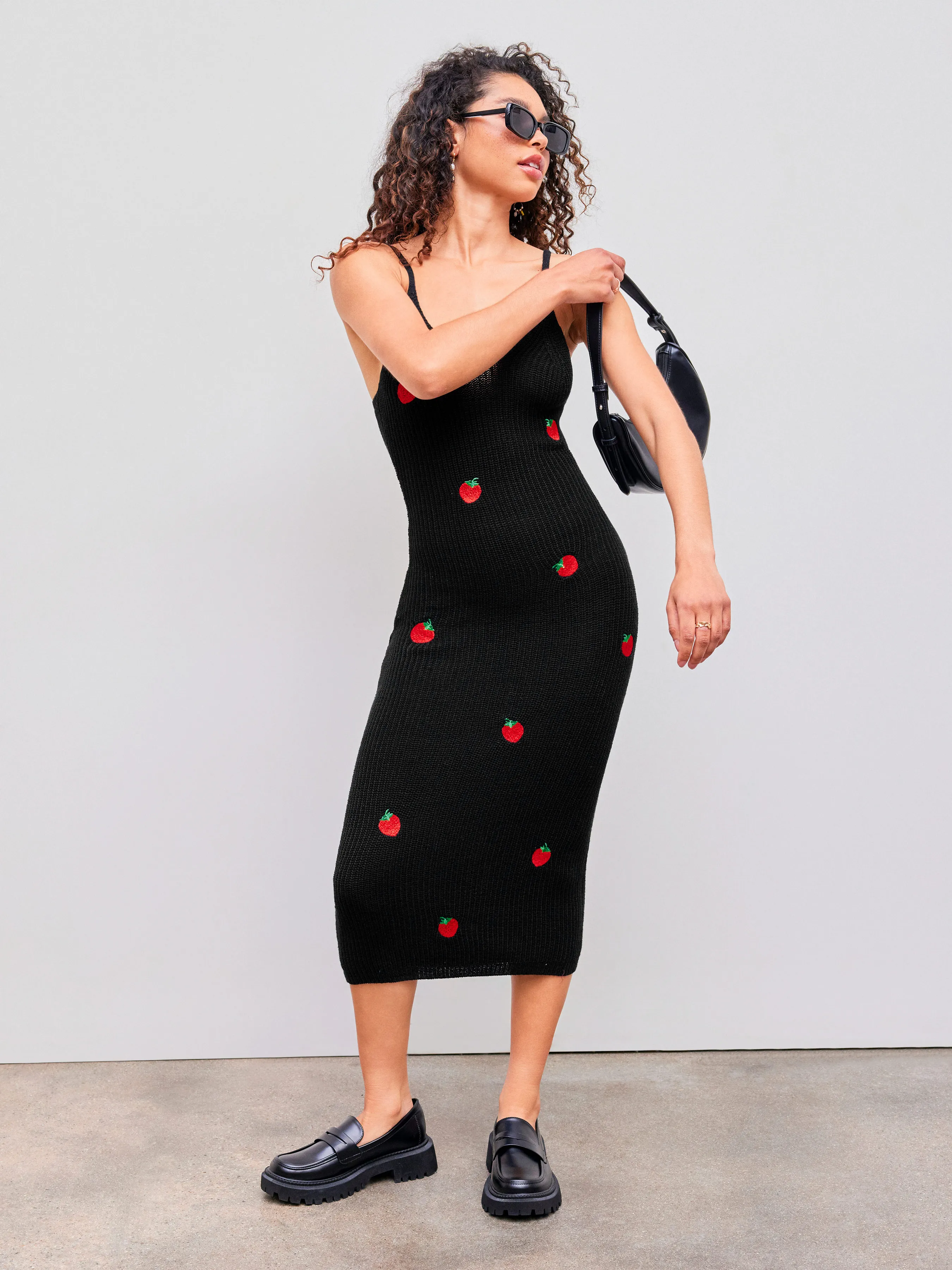 Robe midi tricotée à col en V avec broderie de fraises