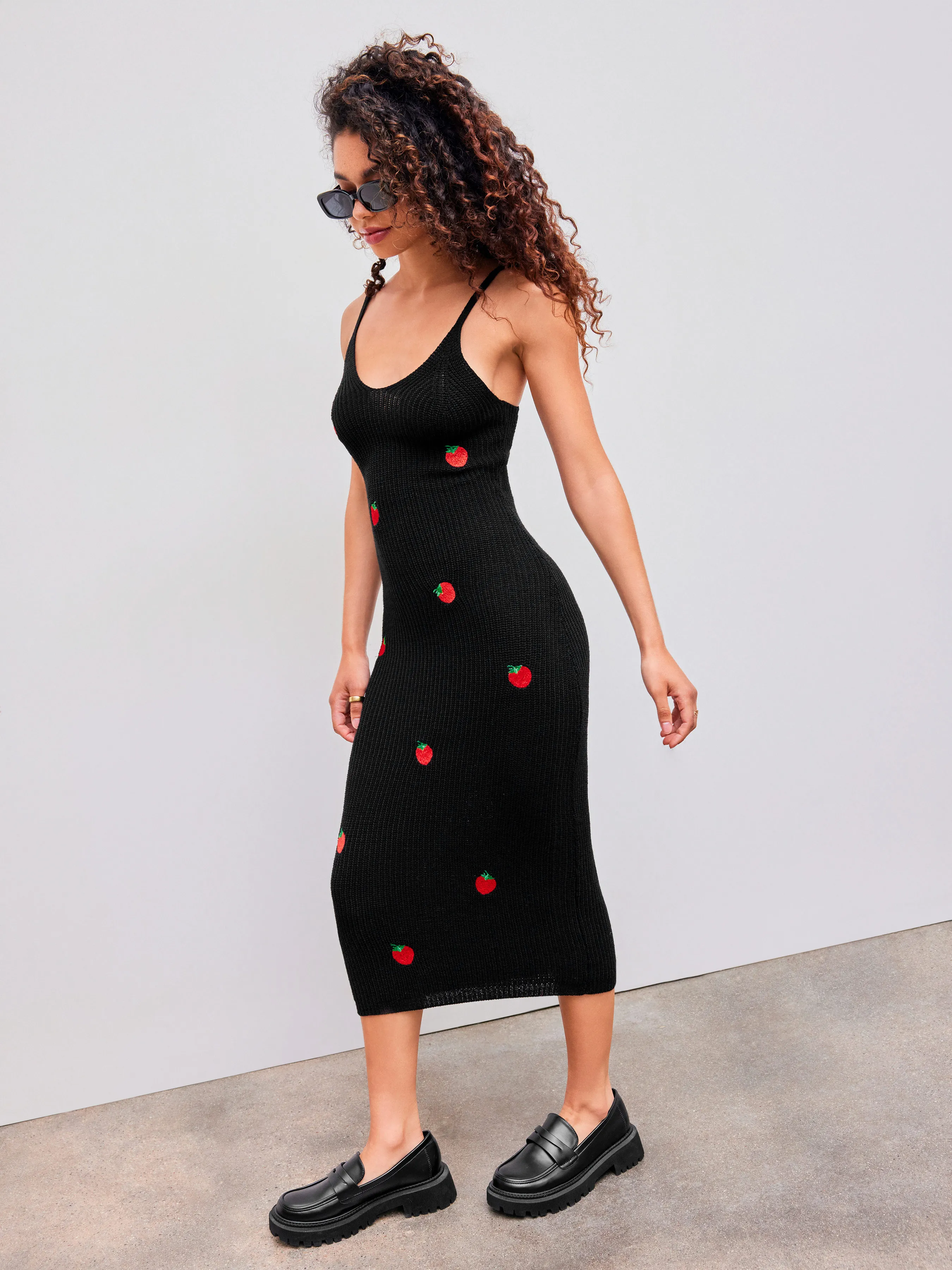 Robe midi tricotée à col en V avec broderie de fraises