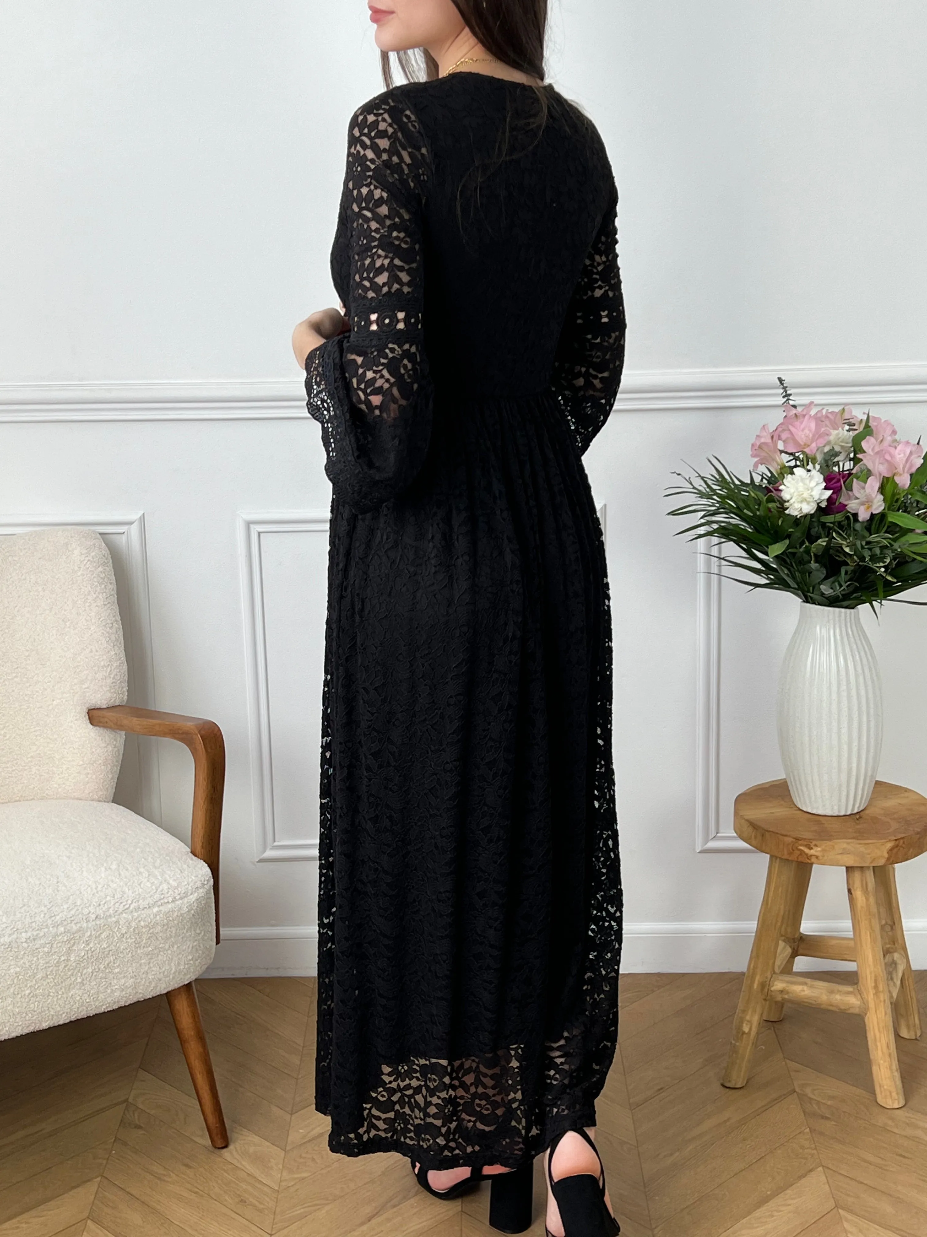 Robe noire en dentelle : Saria