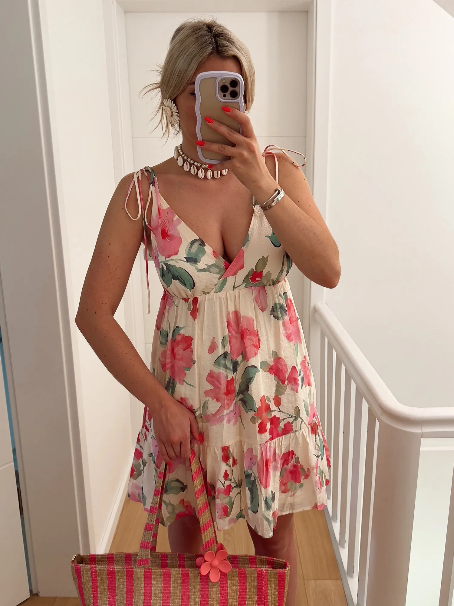 Robe ROSILDA Fluide à bretelles motif floral rose sur fond beige