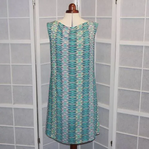 Robe trapèze ample sans manches col bénitier  en viscose fluide